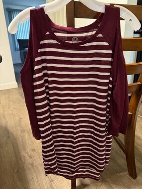 SO Women's Burgundy and White Striped Short Sleeve Cold-Shoulder Tee